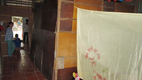 Chồng phát hiện vợ chết trong tư thế treo cổ ở nhà tắm